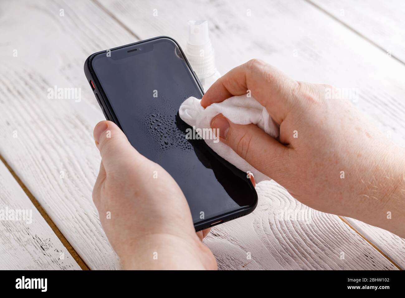 Nettoyage des lingettes désinfectantes pour écrans téléphoniques éliminant les germes avec des lingettes antibactériennes pour le virus Corona COVID-19 Banque D'Images