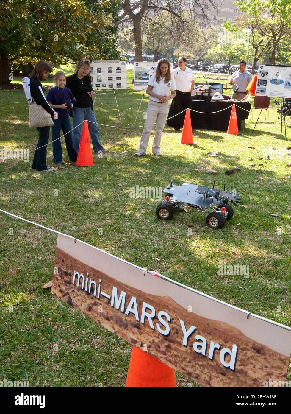 Austin, Texas Etats-Unis, 31 mars 2011: Les enfants d'âge scolaire regardent pendant une démonstration du rover d'exploration de Mars de la NASA pendant la journée de la NASA au Capitole du Texas . ©Marjorie Kamys Cotera/Daemmrich Photographie Banque D'Images