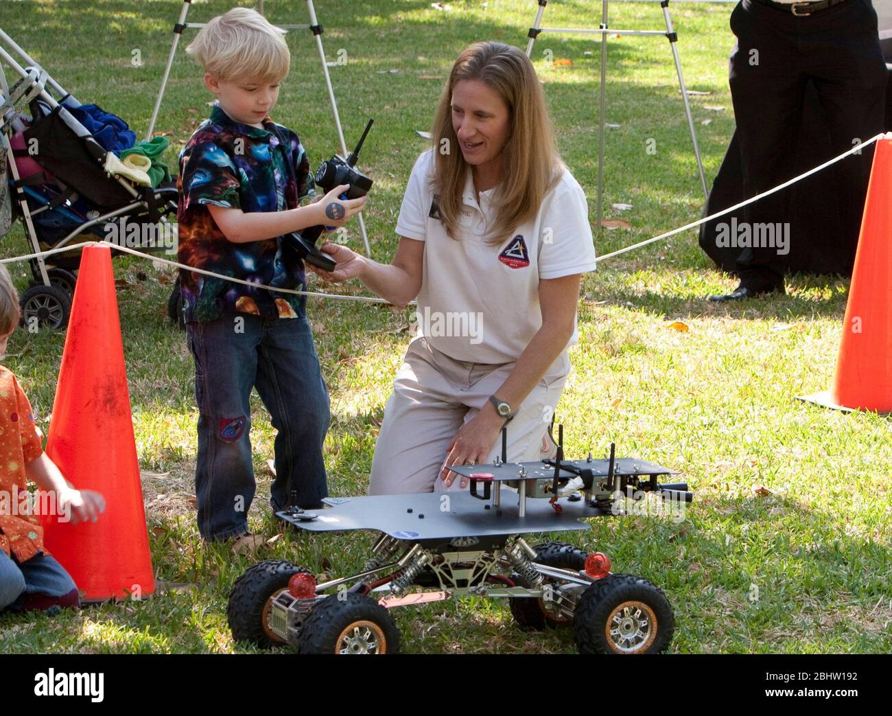 Austin, Texas Etats-Unis, 31 mars 2011: Les enfants d'âge scolaire regardent pendant une démonstration du rover d'exploration de Mars de la NASA pendant la journée de la NASA au Capitole du Texas . ©Marjorie Kamys Cotera/Daemmrich Photographie Banque D'Images