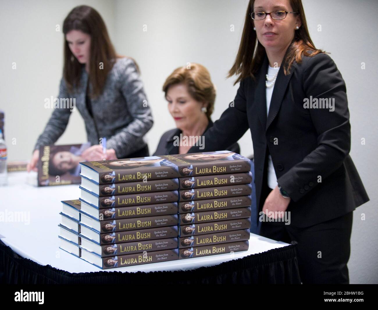 Fort Worth Texas USA, 13 avril 2011 : l'ancienne première dame Laura Bush autographe des copies souvenirs de son nouveau livre, « The Heart », avant un discours aux chefs d'entreprise dans un hôtel de fort Worth, au Texas. Mme Bush a dit au groupe qu'elle profitait de la vie après huit ans à la Maison Blanche. ©Bob Daemmrich Banque D'Images