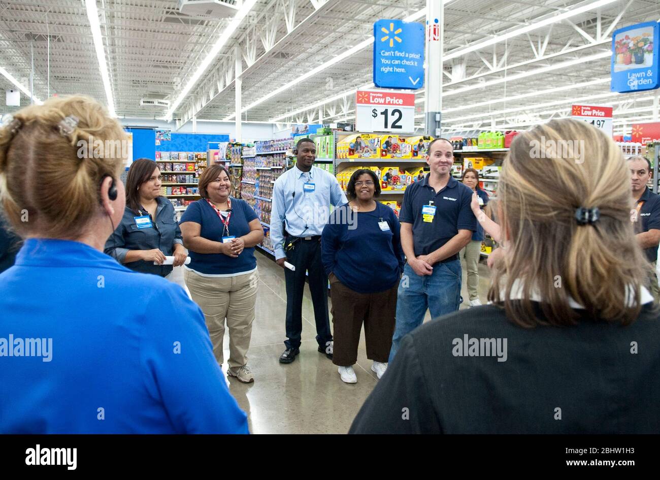 Austin, Texas 26 octobre 2010 : groupe multiethnique d'employés et de directeurs de Walmart lors d'une réunion informelle du personnel/d'un entretien pep avant l'ouverture du nouveau magasin Walmart. ©Marjorie Kamys Cotera/Daemmrich Photographie Banque D'Images