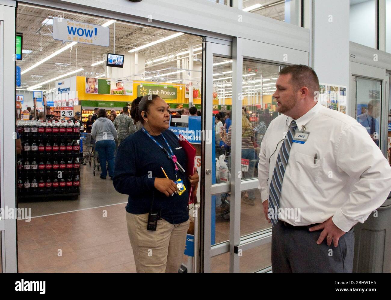 Austin, Texas 26 octobre 2010 : une employée hispanique féminine parle avec le directeur adjoint du magasin chez Walmart. ©Marjorie Kamys Cotera / Daemmrich photos Banque D'Images