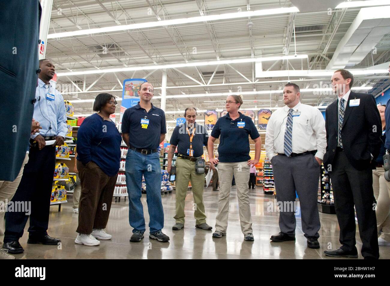 Austin, Texas 26 octobre 2010 : groupe multiethnique d'employés et de directeurs de Walmart lors d'une réunion informelle du personnel/d'un entretien pep avant l'ouverture du nouveau magasin Walmart. ©Marjorie Kamys Cotera/Daemmrich Photographie Banque D'Images