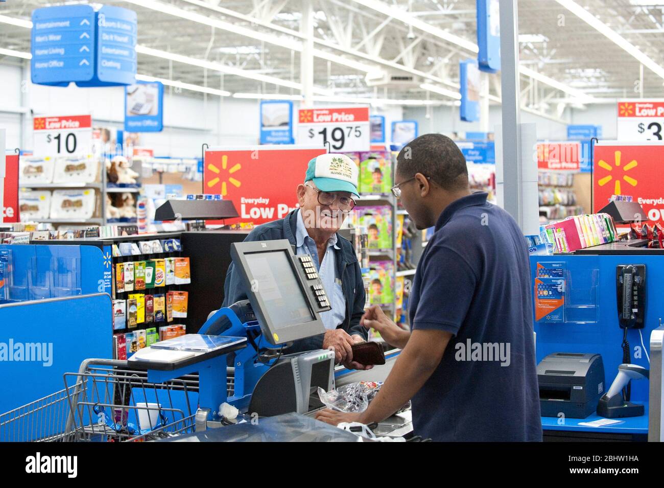 Austin Texas États-Unis, 26 octobre 2010 : le caissier afro-américain aide les personnes âgées à quitter le nouveau magasin Walmart. ©Marjorie Kamys Cotera/Daemmrich Photographie Banque D'Images