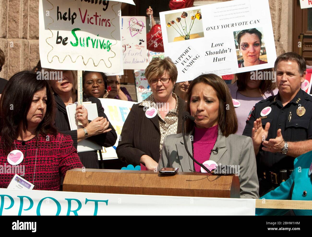 Austin Texas Etats-Unis, 14 février 2011: Une femme émotive parle lors d'un rassemblement contre la violence domestique au Capitole du Texas. Les membres du groupe appuient davantage de financement pour les survivants de mauvais traitements. ©Marjorie Kamys Cotera/Daemmrich Photographie Banque D'Images