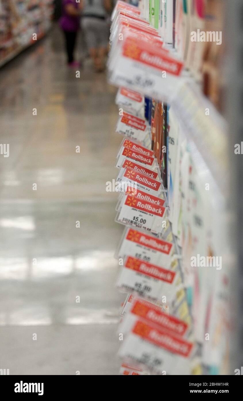 Austin Texas États-Unis, 26 octobre 2010: Tabs annonce le prix de reprise pour les articles exposés dans le nouveau magasin Walmart. ©Marjorie Kamys Cotera/Daemmrich Photographie Banque D'Images