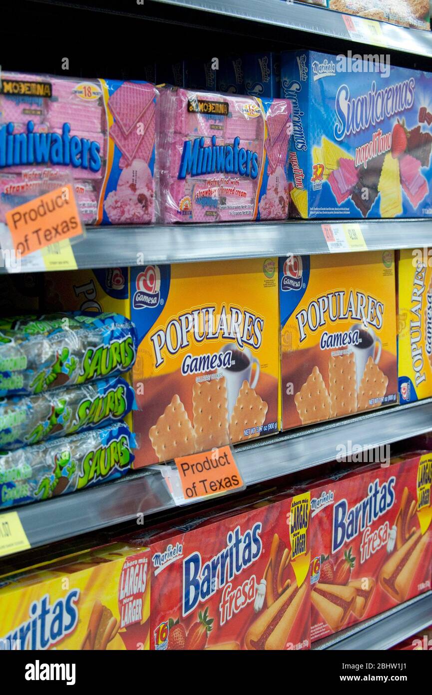 Austin Texas États-Unis, 26 octobre 2010: Exposition de biscuits et de craquelins avec double emballage anglais/espagnol chez Walmart. ©Marjorie Kamys Cotera/Daemmrich Photographie Banque D'Images