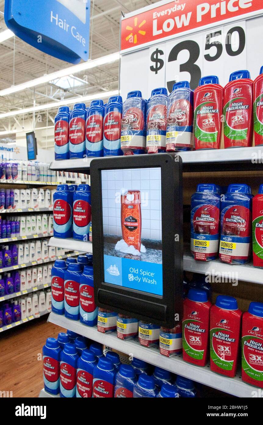 Austin Texas Etats-Unis, 26 octobre 2010: Écran plat point de vidéo point de vente de l'affichage de tête de gondole dans le nouveau magasin Walmart. ©Marjorie Kamys Cotera/Daemmrich Photographie Banque D'Images