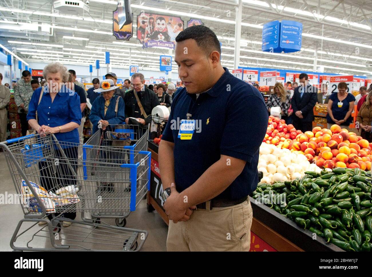 À Austin, Texas 26 octobre 2010 : les employés et les acheteurs de Walmart se sont inclinés la tête pour une prière lors de la grande cérémonie d'ouverture du nouveau magasin. ©Marjorie Kamys Cotera/Daemmrich Photographie Banque D'Images