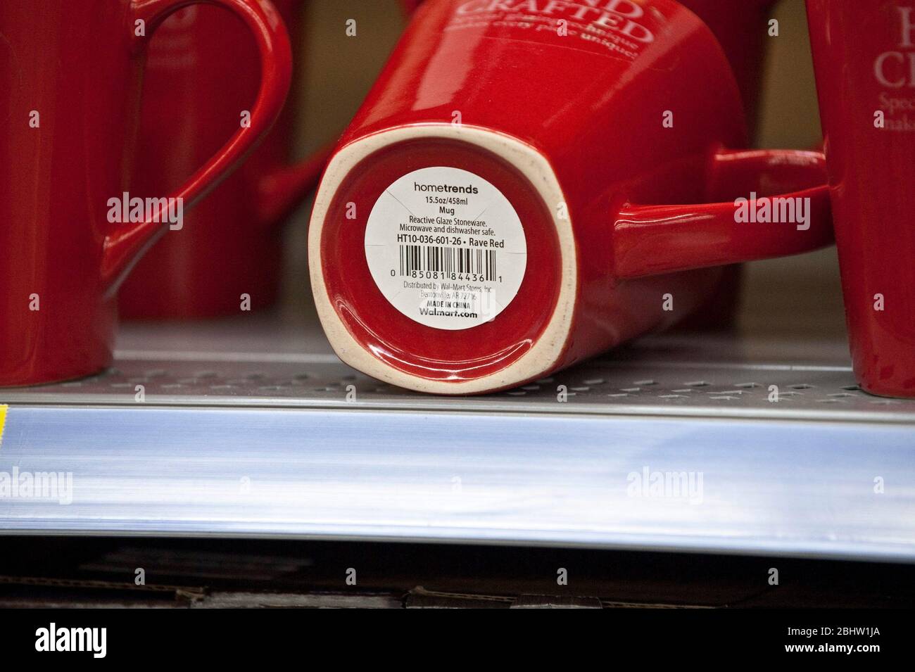 Austin Texas Etats-Unis, 26 octobre 2010: Vaisselle exposée dans le rayon des biens de maison annonce des pièces fabriquées à la main en Chine spécifiquement pour la société Walmart. 26 octobre 2010. ©Marjorie Kamys Cotera/Daemmrich Photographie Banque D'Images