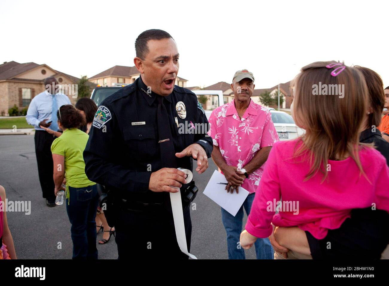 Austin Texas États-Unis, 5 octobre 2010: Le chef de police d'Austin, Art Acevedo, accueille les résidents d'un quartier situé à l'extrême sud d'Austin pendant la nuit nationale, un effort national de lutte contre la criminalité visant à maintenir les quartiers dynamiques et sûrs. Des dizaines de groupes se sont réunis dans toute la ville pour sensibiliser davantage la population à la prévention du crime et favoriser de meilleures relations avec la communauté policière. ©Bob Daemmrich Banque D'Images
