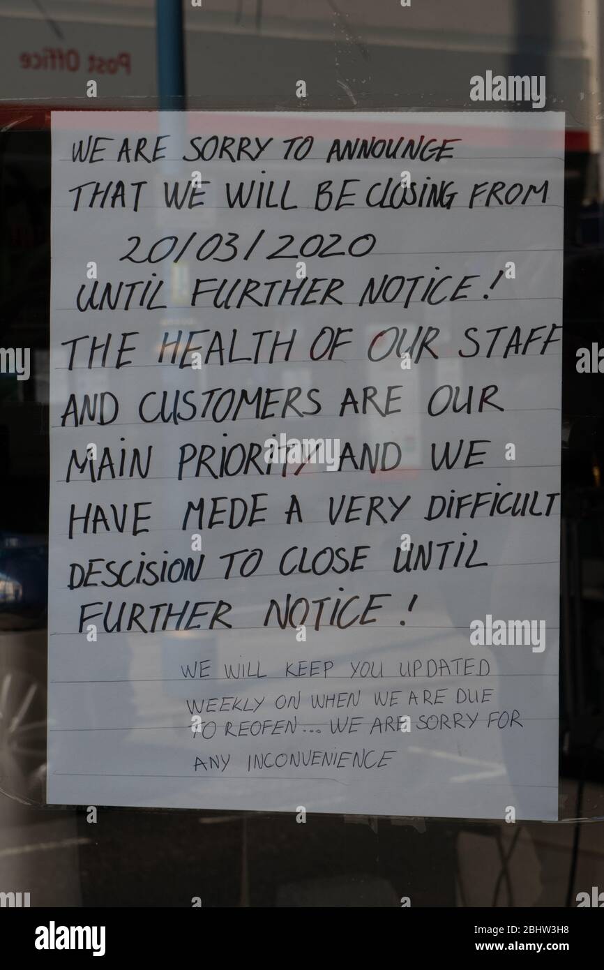 Ouverture de session fermée dans la fenêtre de la boutique pendant la pandémie de coronavirus, avril 2020. ROYAUME-UNI Banque D'Images
