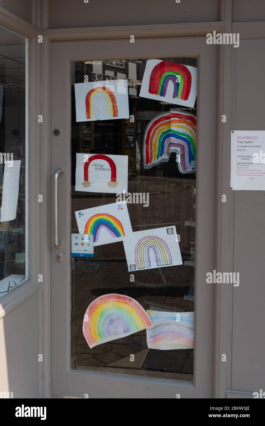 NHS Rainbows dans la fenêtre de magasin pendant la pandémie de coronavirus. Stourbridge. ROYAUME-UNI Banque D'Images