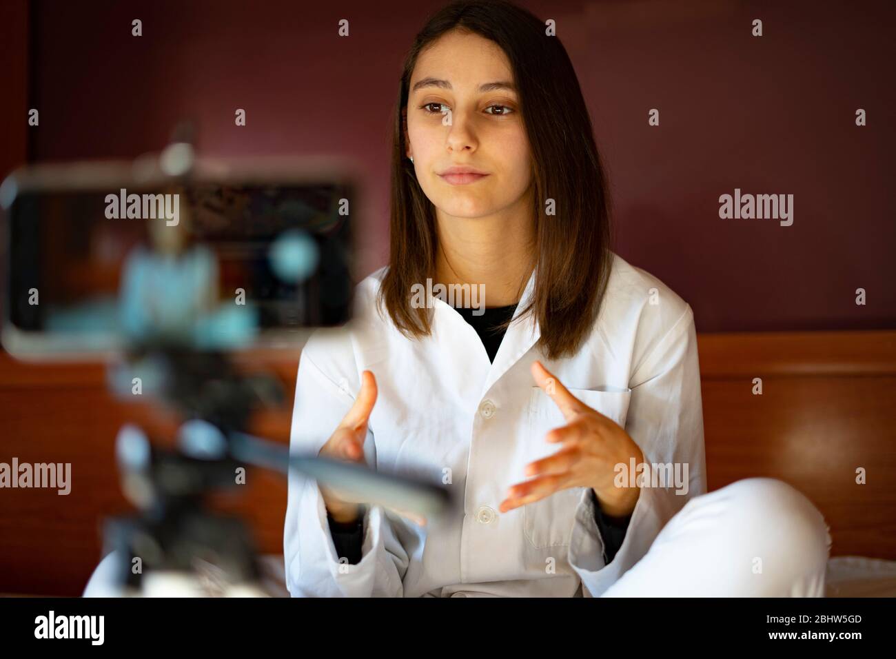 Femme médecin enregistrant une vidéo à la maison. Concept de médecin et de consultations en ligne. Banque D'Images