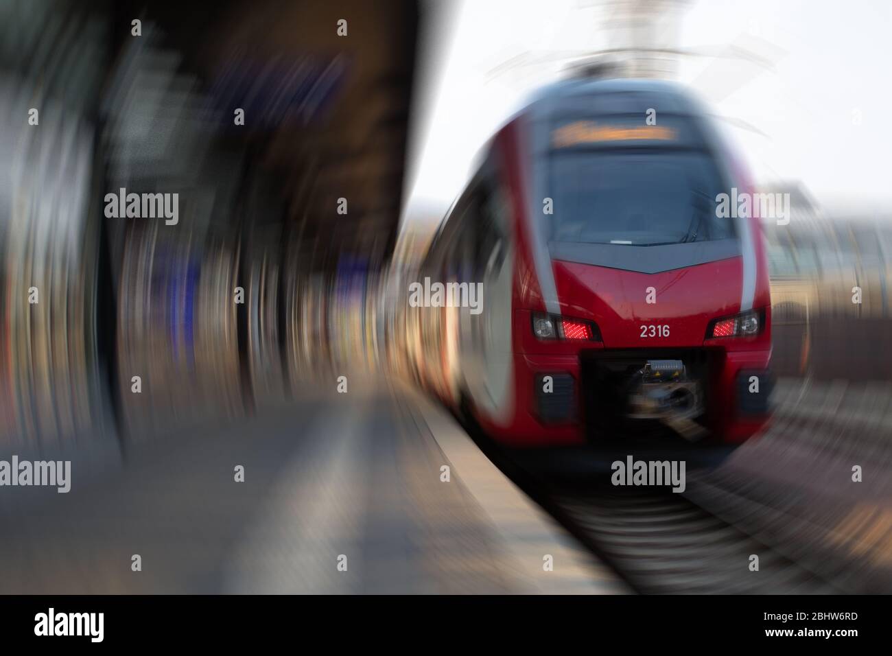 Train à courte distance en mouvement passant par la gare pl Banque D'Images