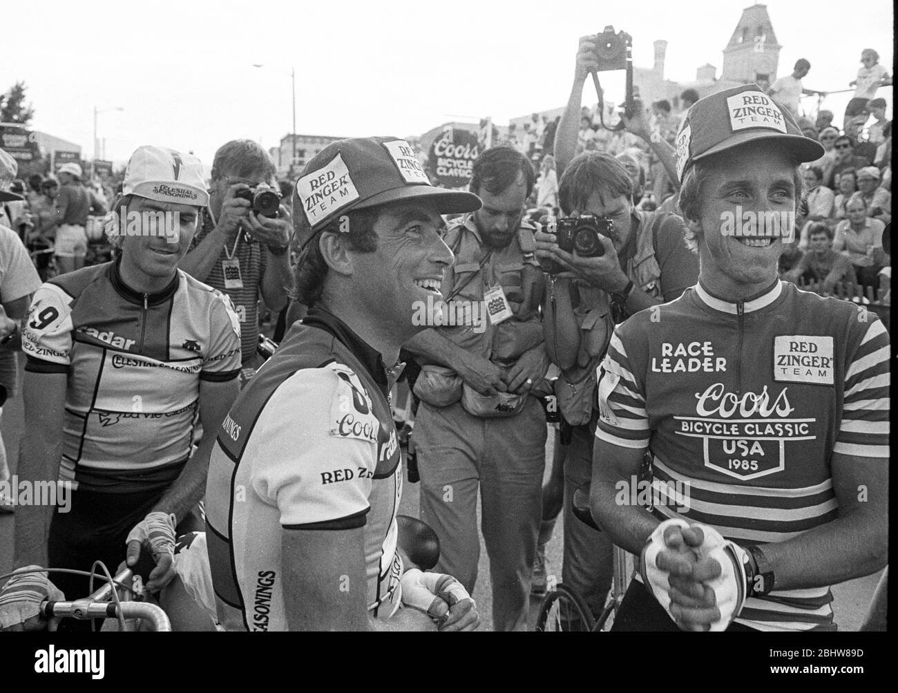Le cycliste français Bernard Hinault et l'américain Greg LeMond, lors de la course internationale de vélo classique Coors le 15 août 1985 à Denver, CO. Le canadien Steve Bauer est montré à l'extrême gauche. Photo de Francis Specker Banque D'Images