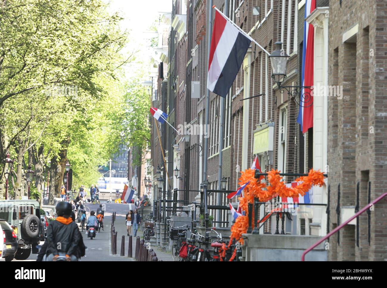 Les habitants de la région pratiquent la distance sociale dans la rue au canal Prinsengracht pendant la journée du roi, au milieu de la pandémie de Coronavirus le 27 avril 2020 Banque D'Images