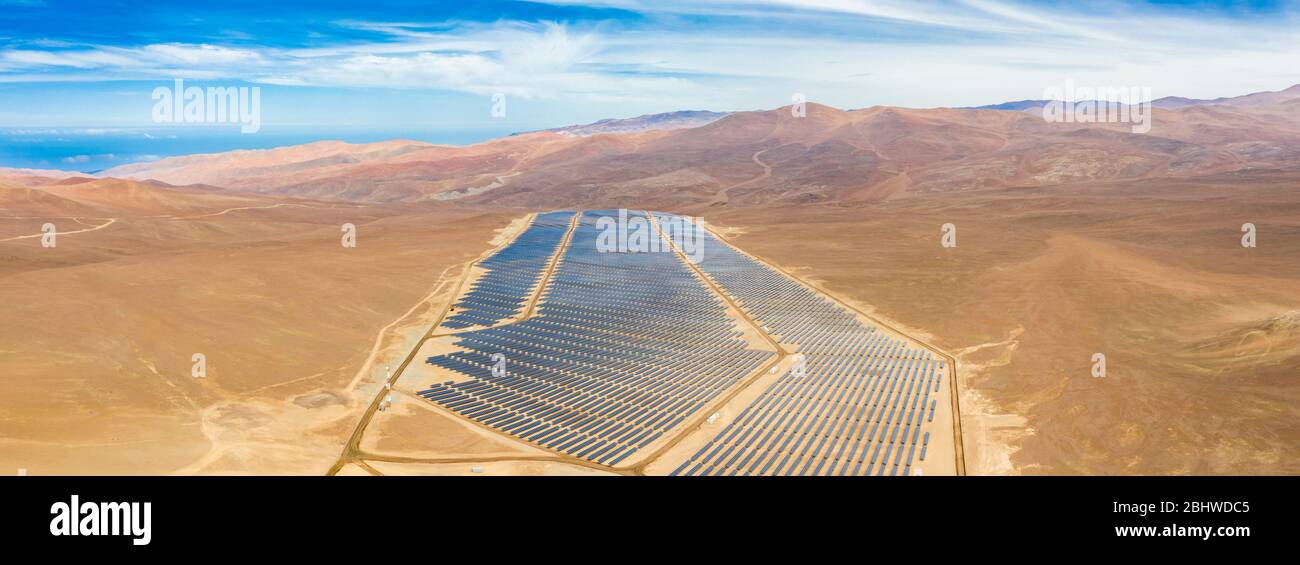 Vue aérienne de la centrale solaire photovoltaïque sur les sables du désert d'Atacama, au Chili. Durabilité et énergie verte du soleil avec énergie solaire Banque D'Images