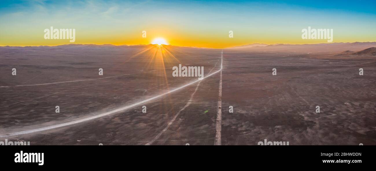 Explorer le désert d'Atacama de vastes étendues sèches dans la région la plus sèche de ce désert étonnant sur une route de terre infinie. Une aventure spectaculaire en voiture Banque D'Images