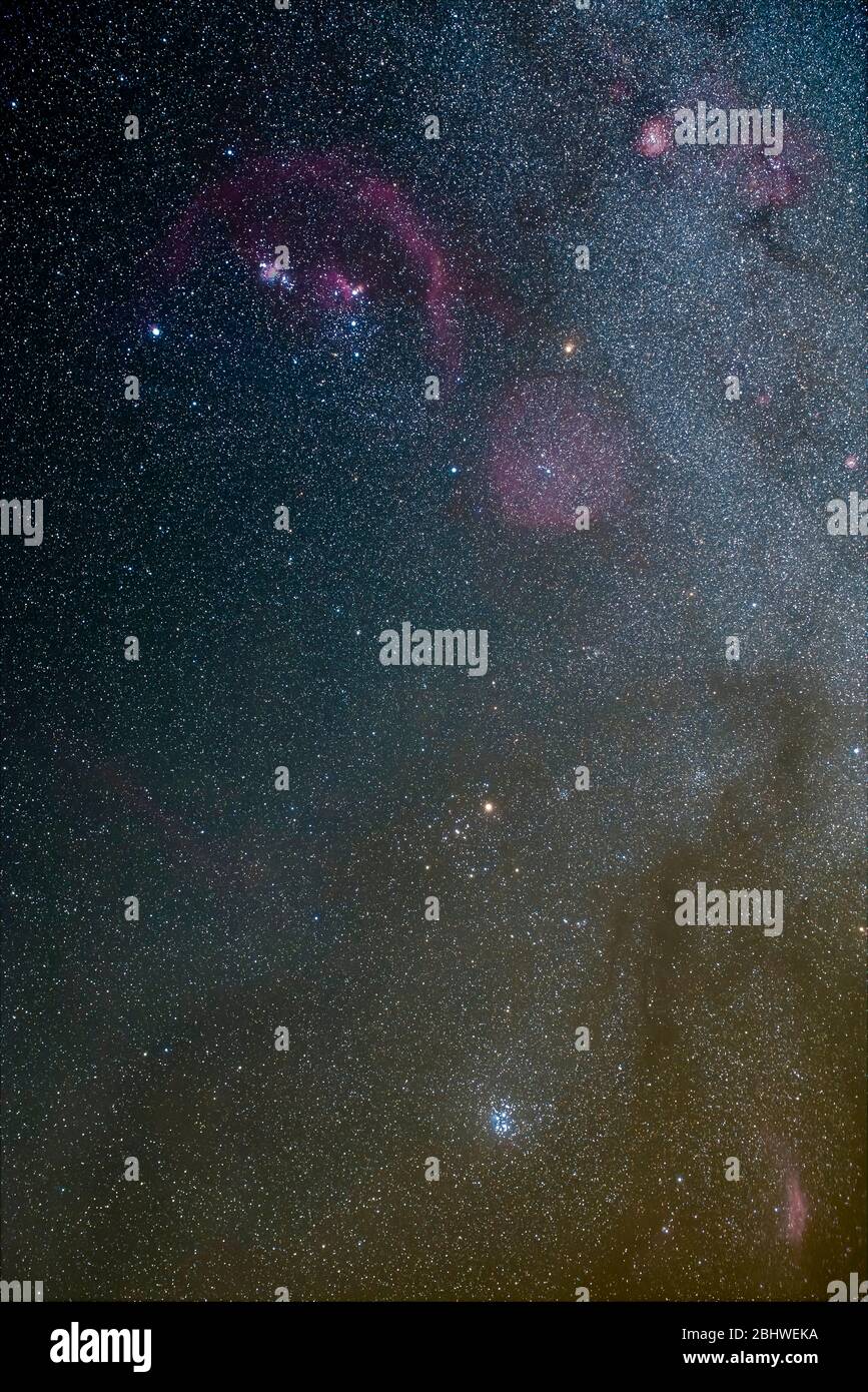 Orion Constellation avec le chasseur et Orion Nebulae est et endroit étonnant sur l'univers. Dans le coin inférieur droit, nous pouvons voir Betelgeuse une étoile rouge géante Banque D'Images