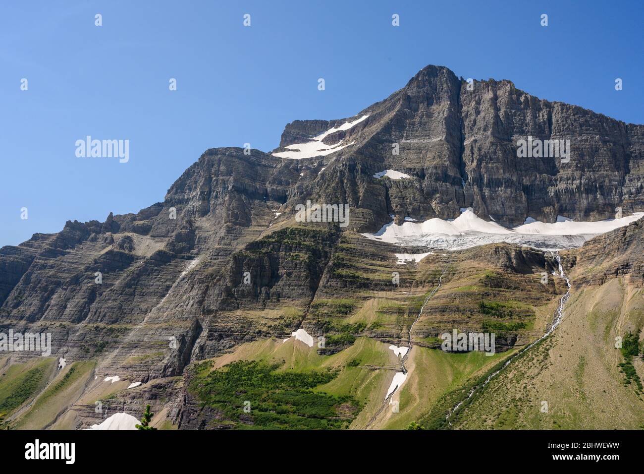 La chute d'eau s'écoule du pic Glacier près de Logan Pass Banque D'Images