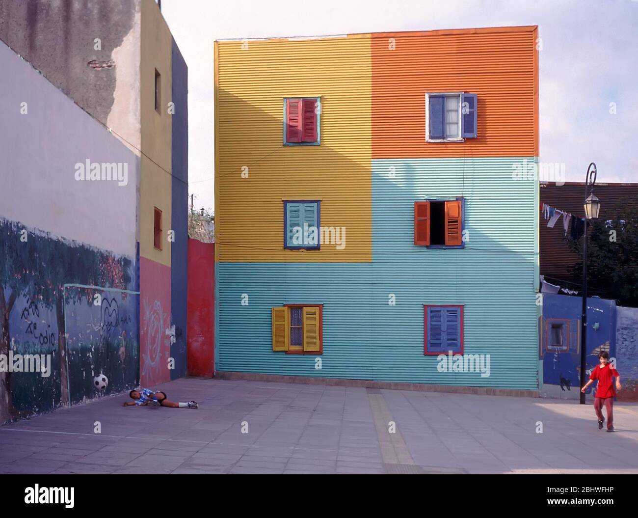 Les garçons jouent au football à la Boca, Buenos Aires, Argentine Banque D'Images