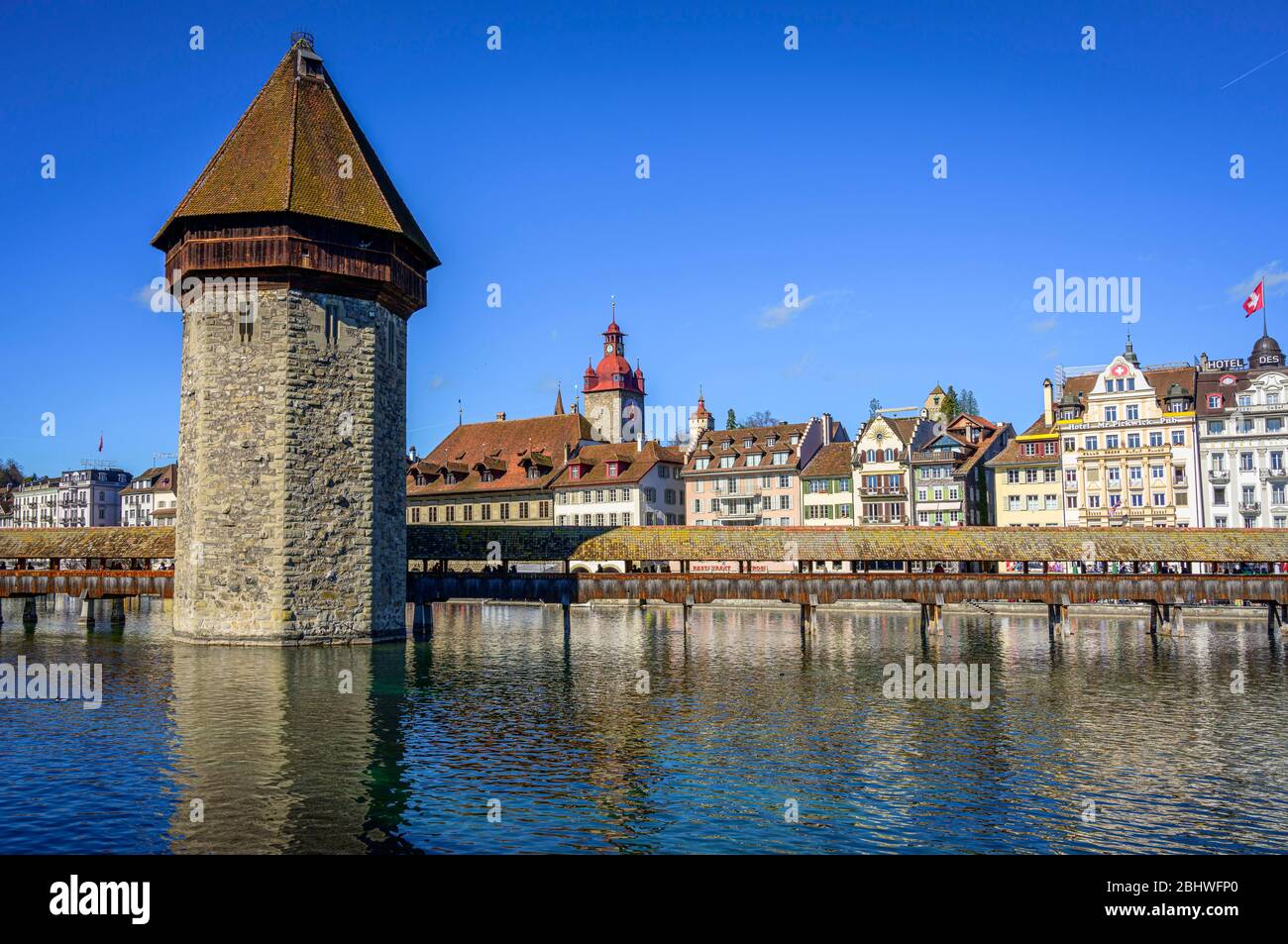 Vue panoramique sur la rivière Reuss jusqu'au pont de la Chapelle et la Tour d'eau, la vieille ville, Lucerne, Suisse Banque D'Images
