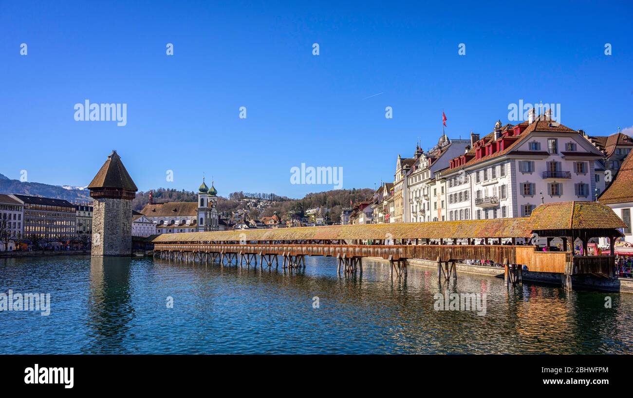 Vue sur la rivière Reuss jusqu'au pont de la Chapelle, la Tour d'eau et l'église jésuite, la vieille ville, Lucerne, Suisse Banque D'Images