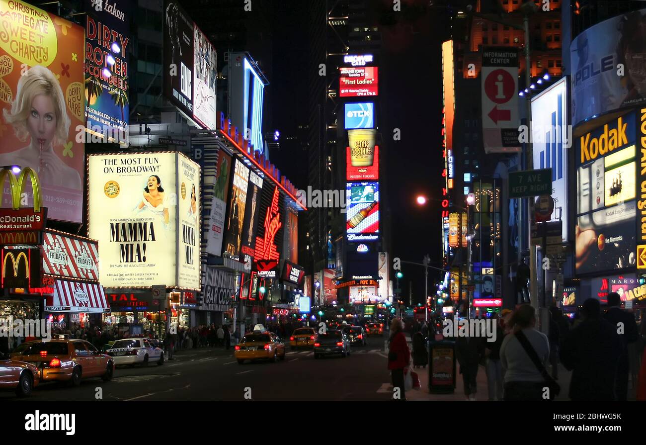 Broadway et Times Square New York la nuit avant la zone piétonne Banque D'Images