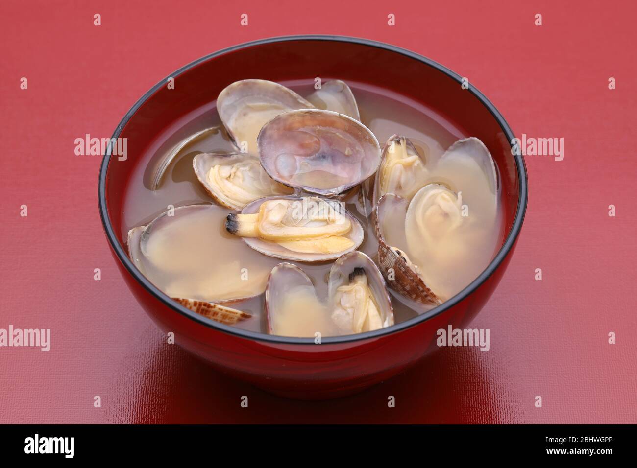 Soupe de miso japonaise avec palourdes asari dans un bol sur la table Banque D'Images