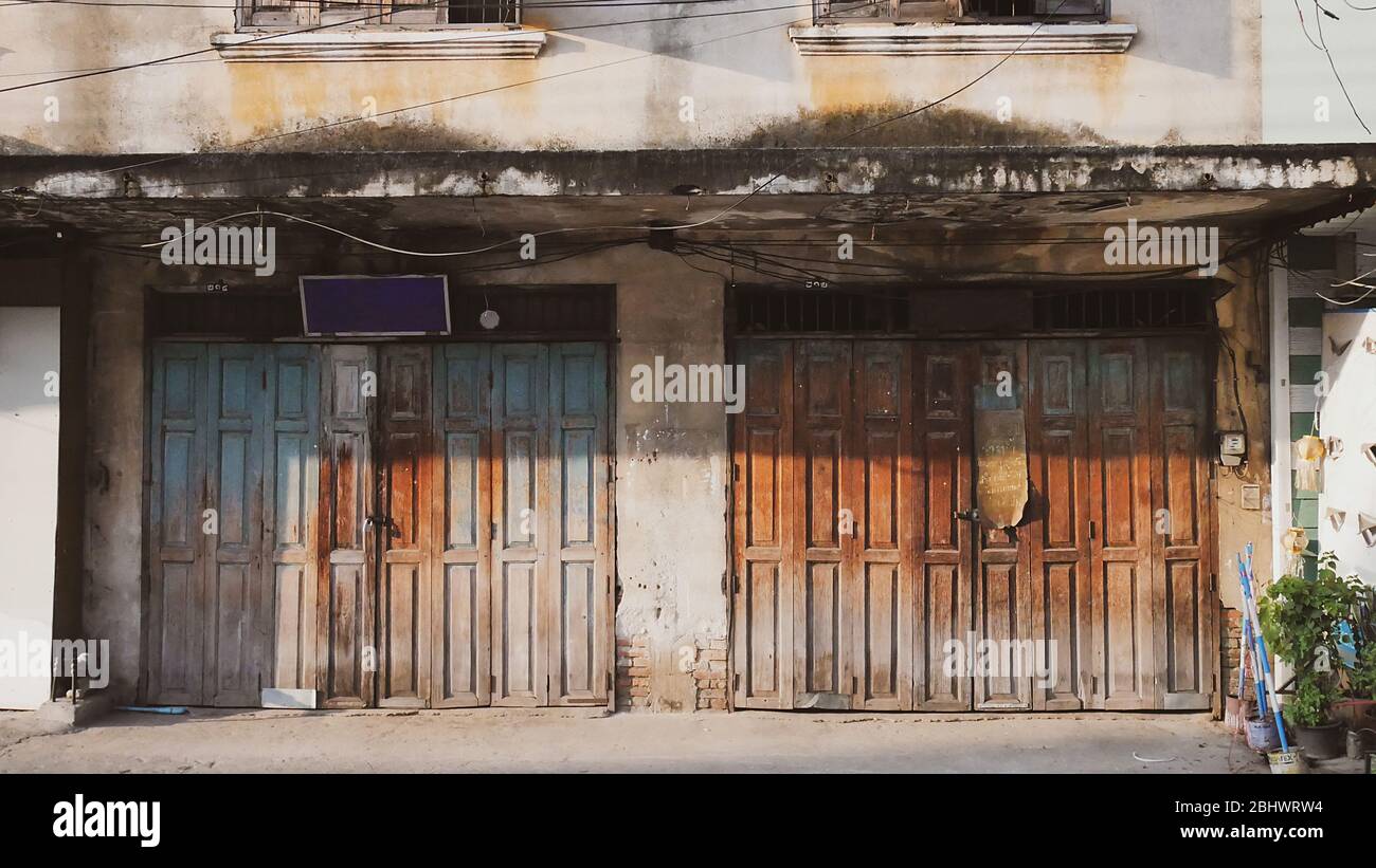 Vieux mur d'art et porte à Lumpang Thaïlande.magasin de porte en bois vintage.Home extérieur texture histoire magnifique.Voyage traditionnel avant archit maison Banque D'Images