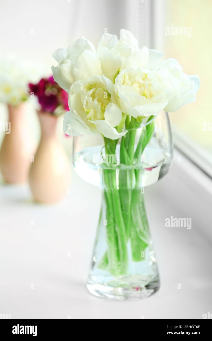 Belles fleurs printanières sur fond de seuil de fenêtre Banque D'Images