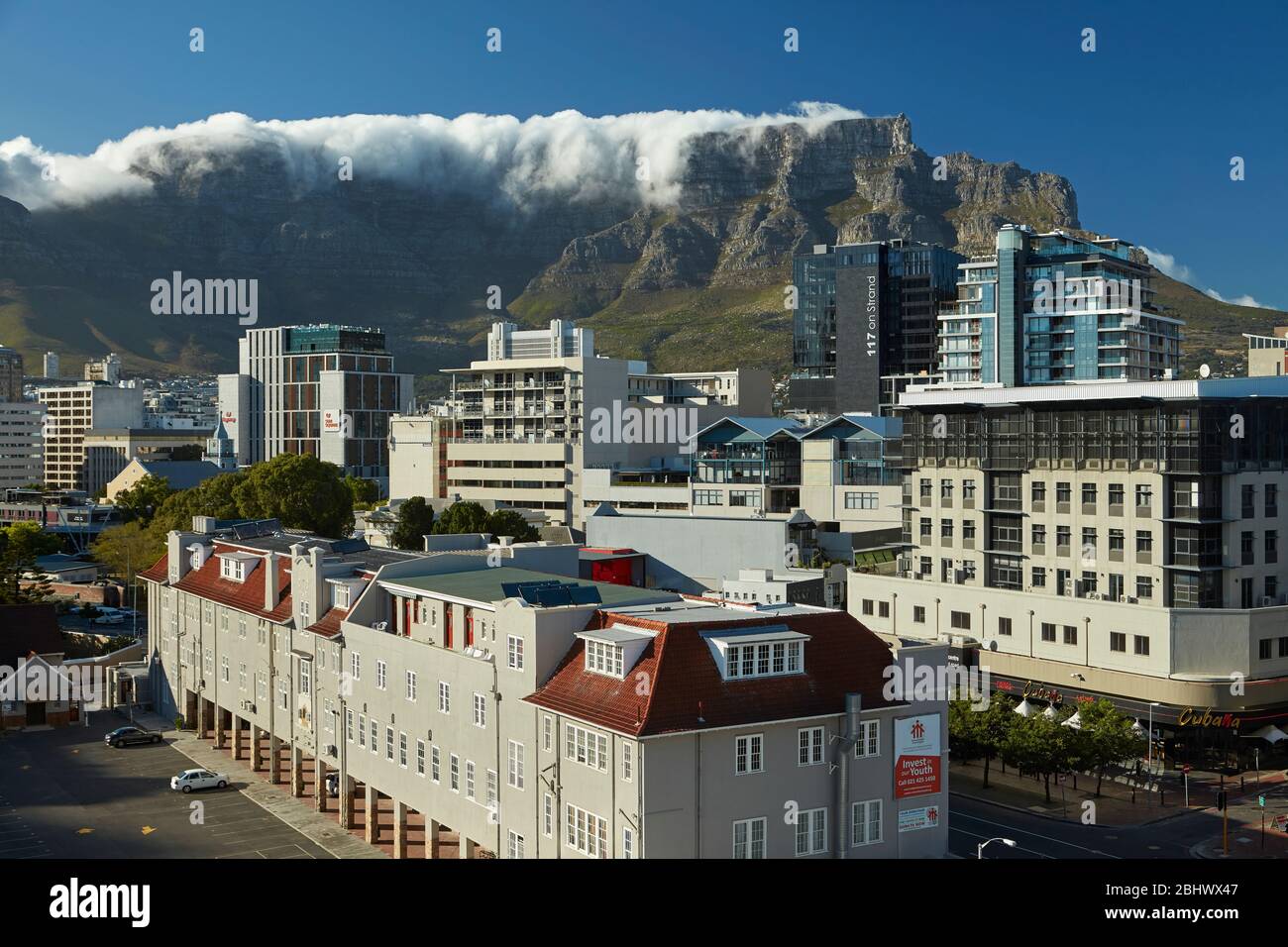 De Waterkant et Table Mountain avec un nuage de «tissu de table», le Cap, Afrique du Sud Banque D'Images