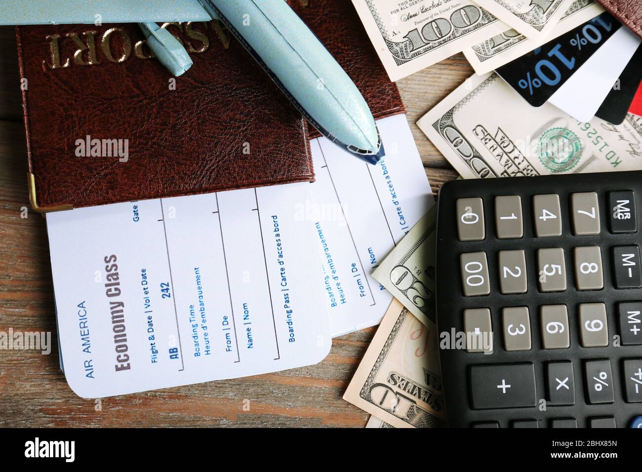 Billets d'avion et documents sur table en bois, clôture Banque D'Images