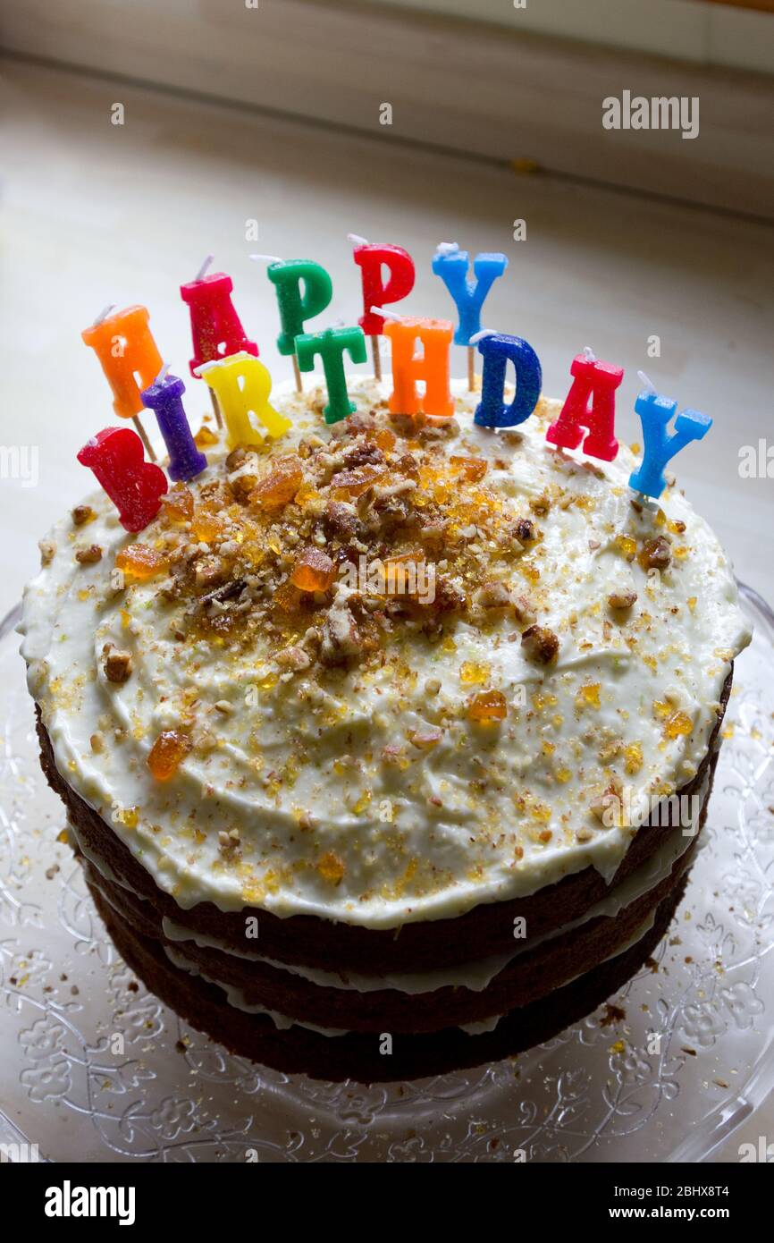 Gâteau d'anniversaire avec des bougies Banque D'Images