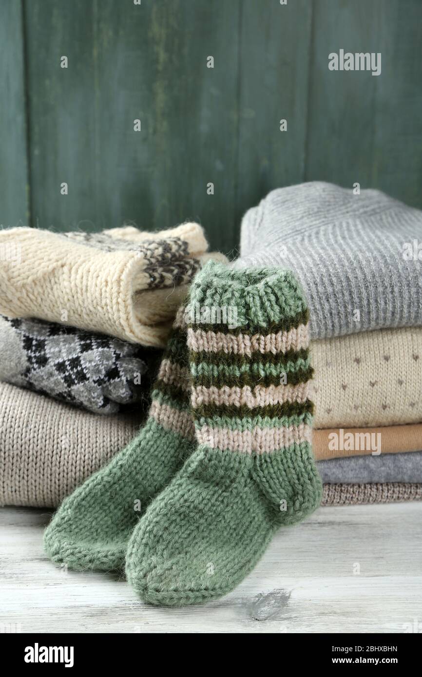 Vêtements de tricot sur fond de bois Banque D'Images