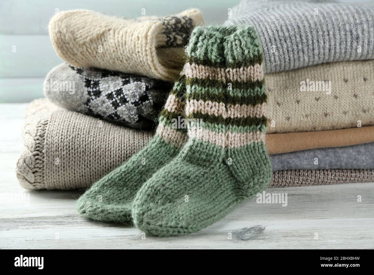 Vêtements de tricot sur fond de bois Banque D'Images