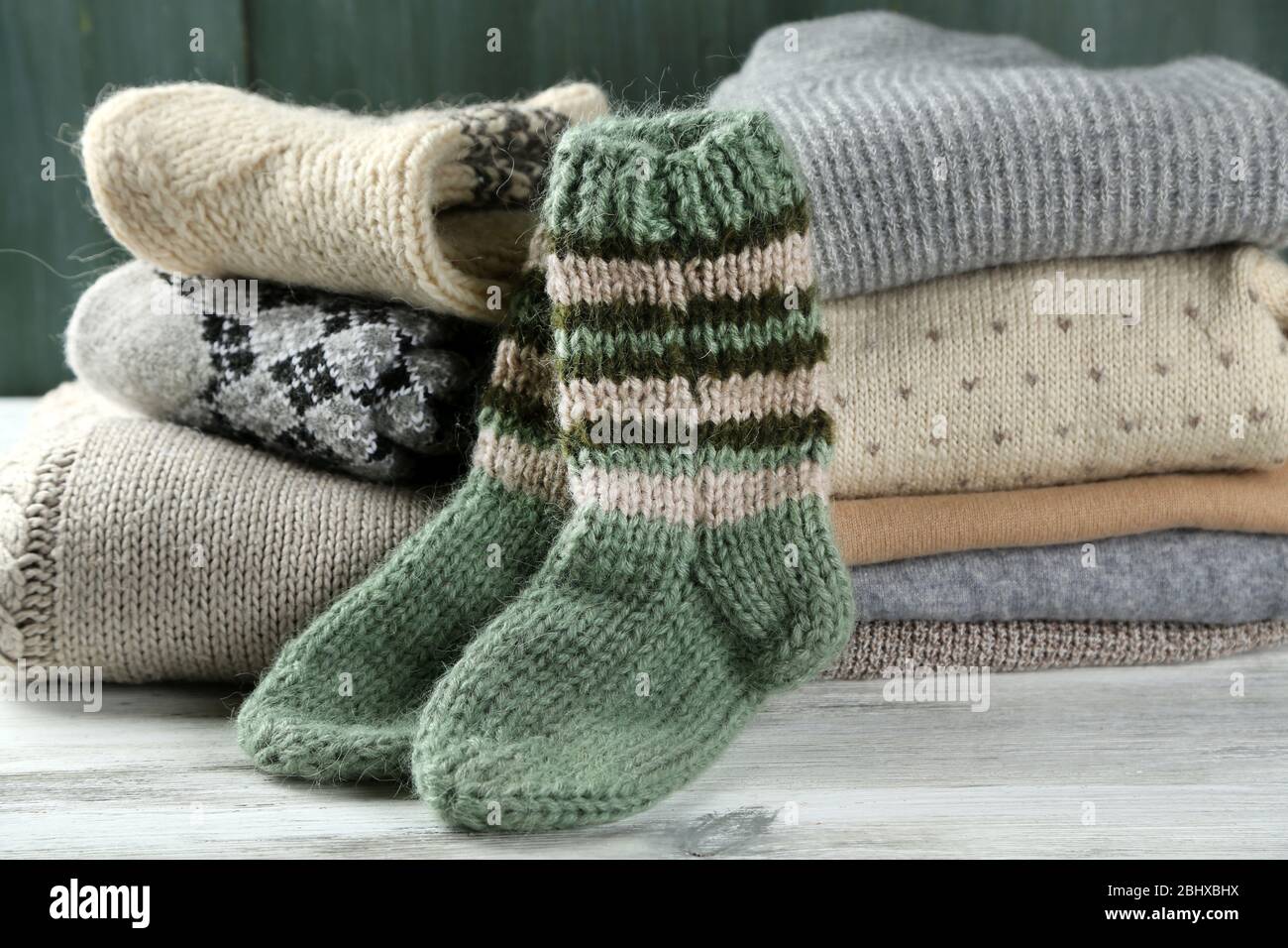 Vêtements de tricot sur fond de bois Banque D'Images