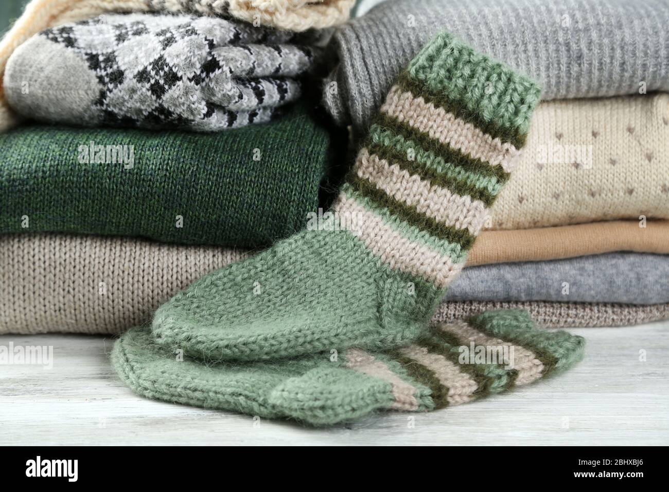 Vêtements de tricot sur fond de bois Banque D'Images