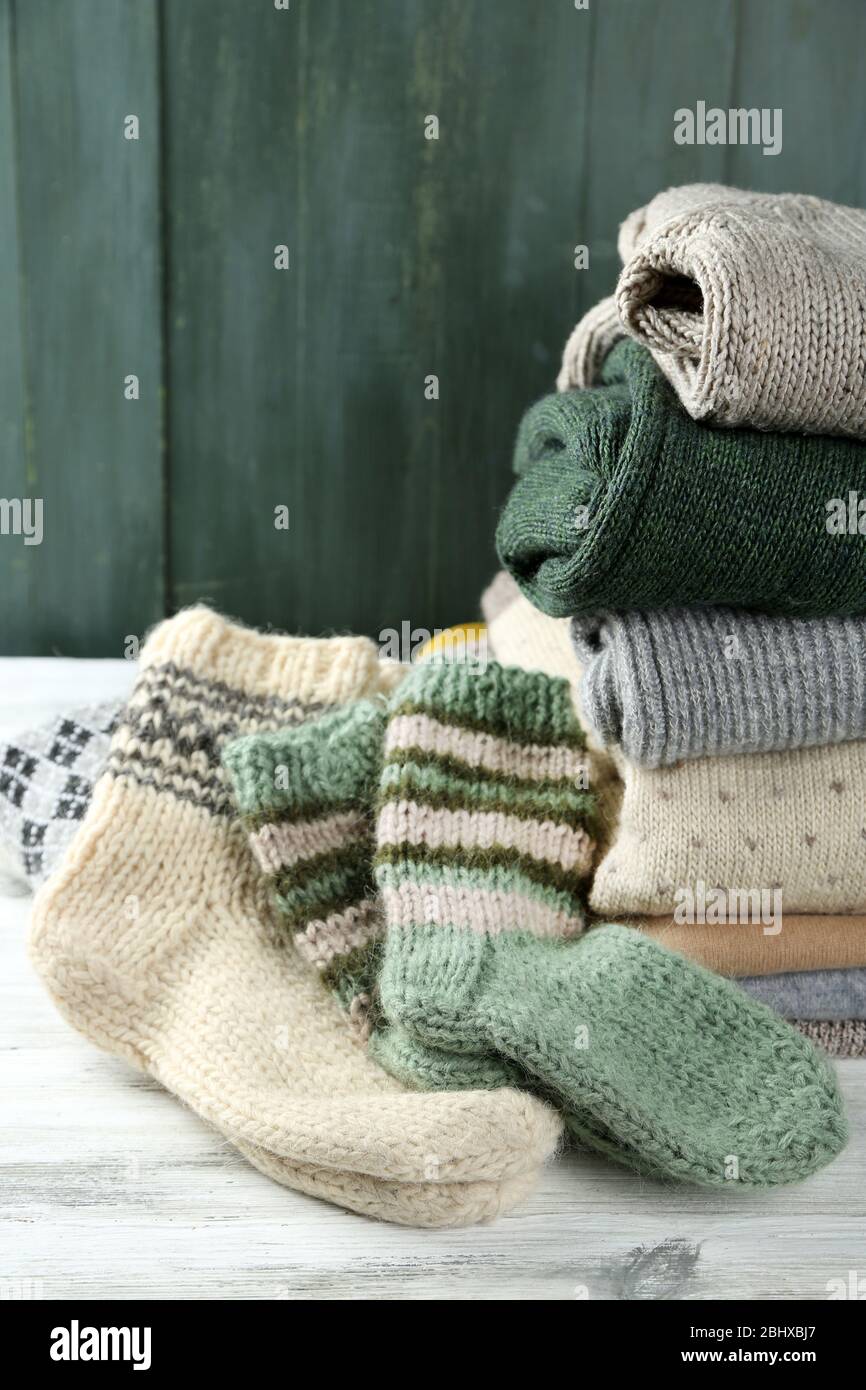 Vêtements de tricot sur fond de bois Banque D'Images