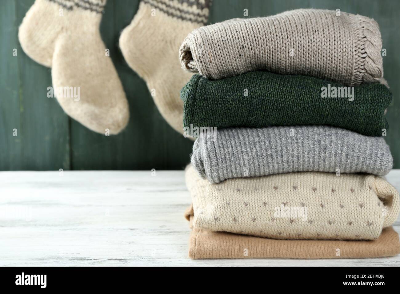 Vêtements de tricot sur fond de bois Banque D'Images