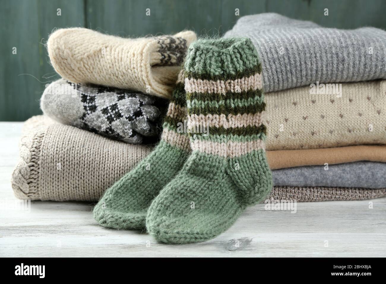 Vêtements de tricot sur fond de bois Banque D'Images