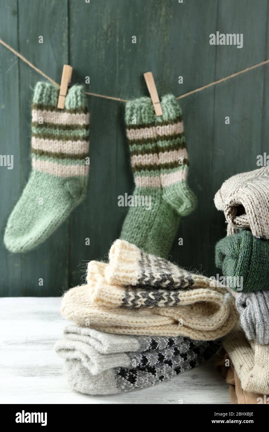 Vêtements de tricot sur fond de bois Banque D'Images