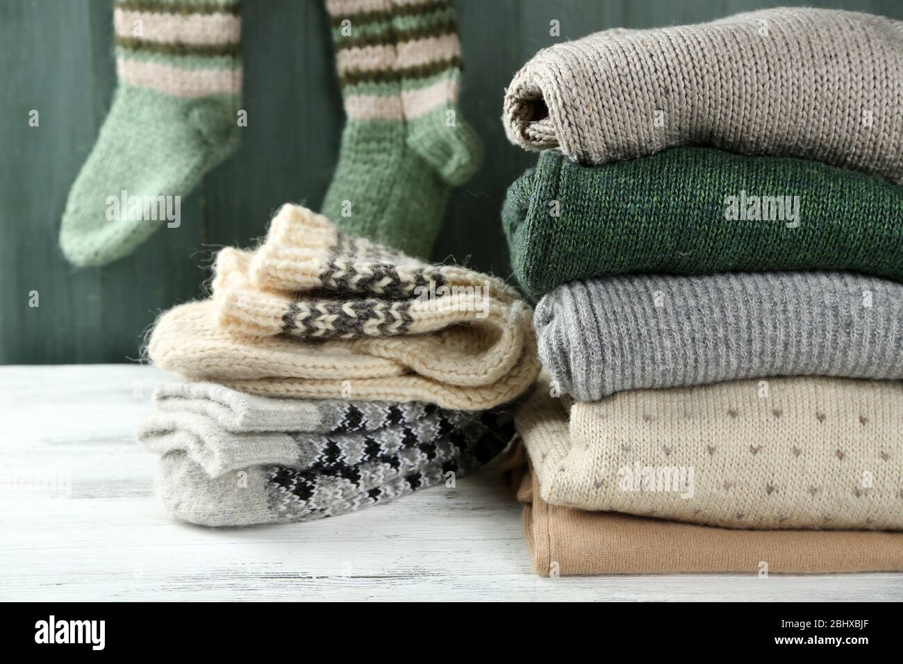Vêtements de tricot sur fond de bois Banque D'Images