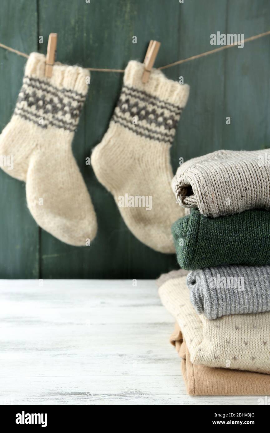 Vêtements de tricot sur fond de bois Banque D'Images