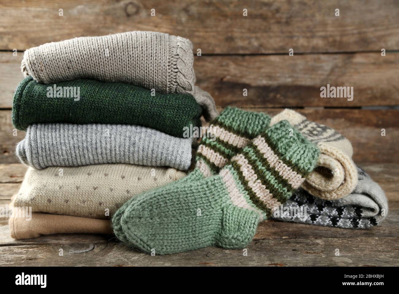 Vêtements de tricot sur fond de bois Banque D'Images