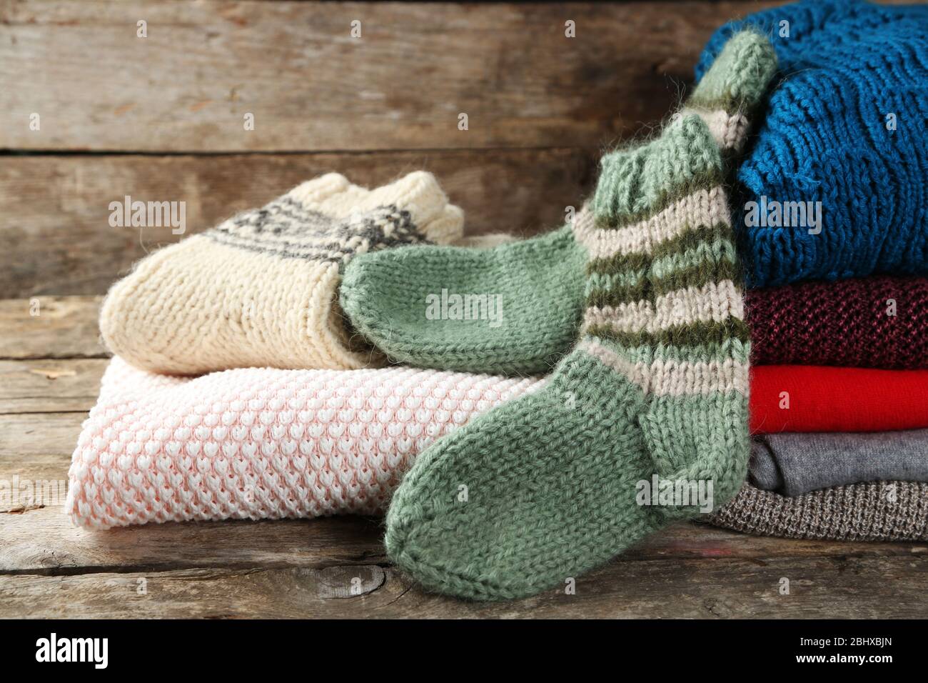 Vêtements de tricot sur fond de bois Banque D'Images