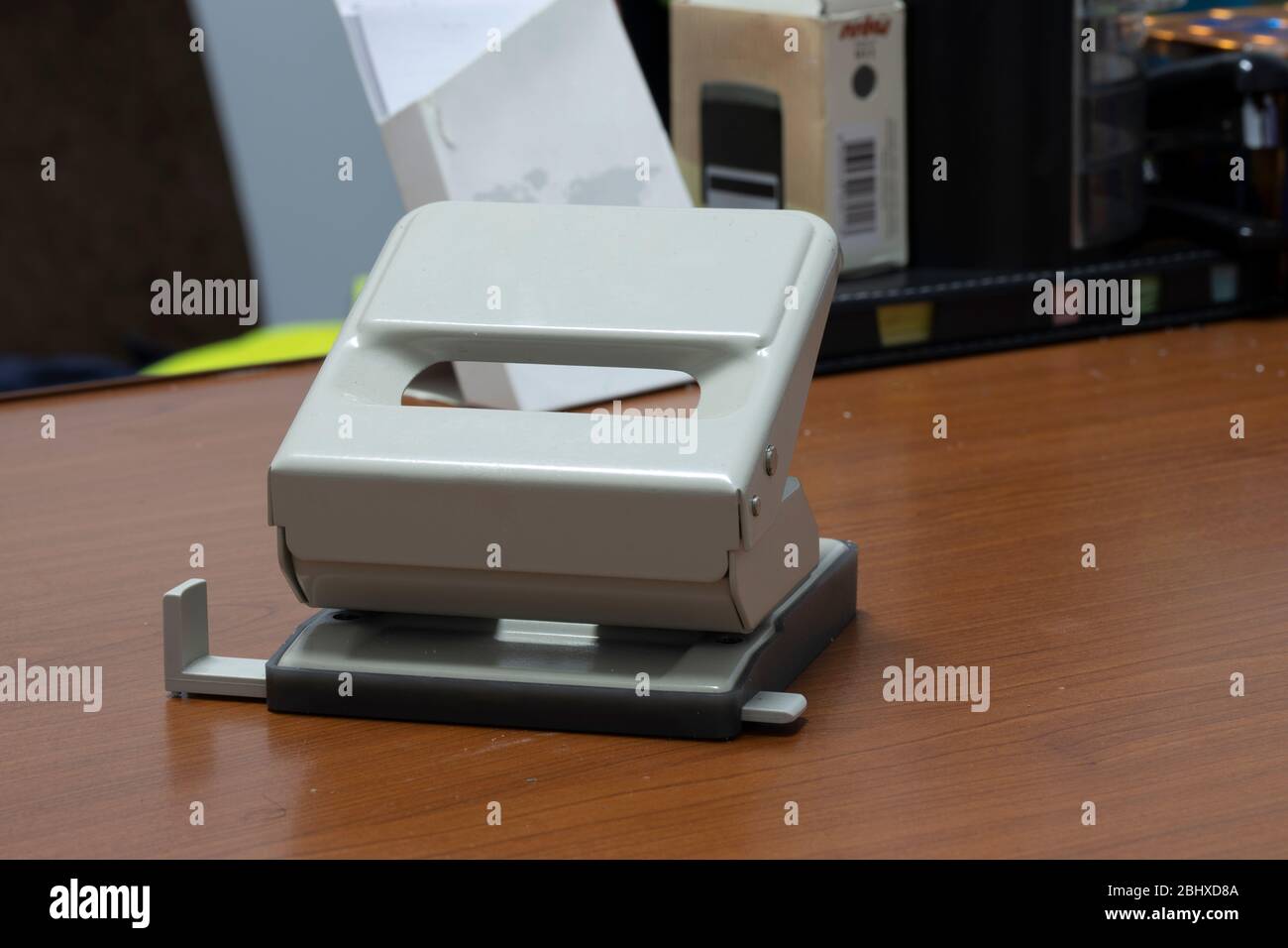 Gros Plan Sur Le Blanc Avec Perforation En Papier Coloree Sur Un Bureau Marron Gros Plan Photo Stock Alamy