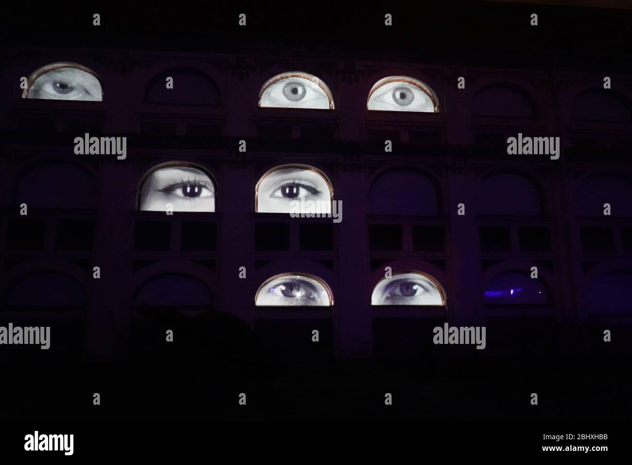 Maison effrayante avec beaucoup d'yeux dans la nuit Banque D'Images