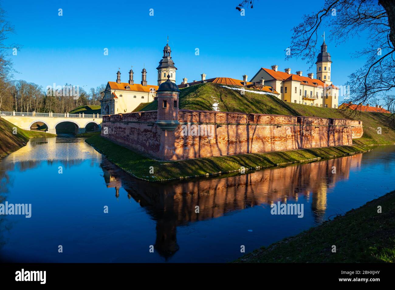 Vue sur le château médiéval de la ville bélarussienne de Nyasvizh, le jour d'hiver, dans la région de Minsk Banque D'Images